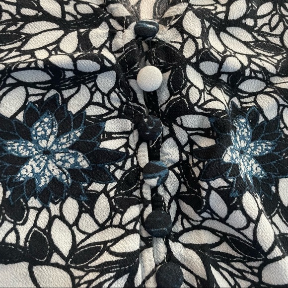 Free People blue & black print V-neck with buttons top size XS - Picture 5 of 9